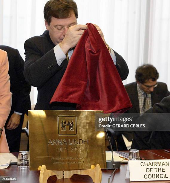 Irish Foreign Minister, current chairman of the Council, Brian Cowen reveals 23 February 2004 in Brussels a plaque in memory of former Swedish...
