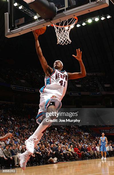 James Posey of the Memphis Grizzlies shoots a layup against the Denver Nuggets February 23, 2004 the Memphis Grizzlies at the Pyramid Arena in...