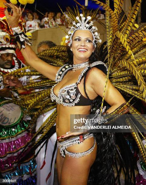 Brazilian samba dancer Luiza Brunet, Queen of the Drums of Imperatriz Leopoldinense Samba school, performs, 24 February 2004, during the second night...