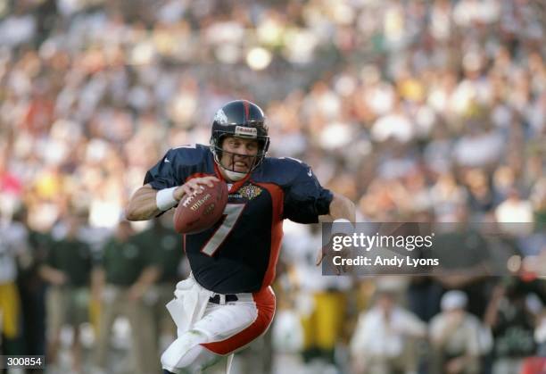 Quarterback John Elway of the Denver Broncos scrambles with the football against the Green Bay Packers during Super Bowl XXXII at Qualcomm Stadium in...