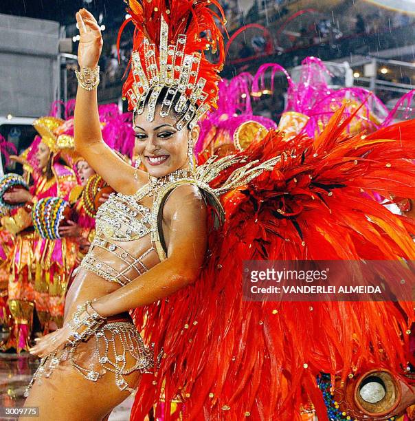 Juliana Paes, Queen of the Drums of the Viradouro samba school performs ahead of the drummers, 24 February 2004, during the second night of Rio de...