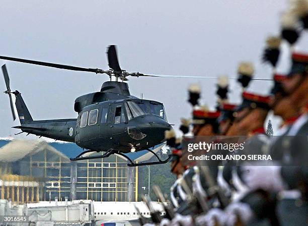 Un helicoptero de la Fuerza Aerea Guatemalteca sobrevuela la terminal del aeropuerto el 26 de febrero de 2004, al sur de Ciudad de Guatemala, donde...