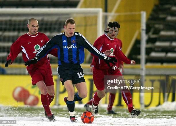 Brugge's Norwegian Rune Lange chases Debrecen's Tamas Sandor and Laszlo Eger during their third round first leg UEFA football match 26 February 2004,...