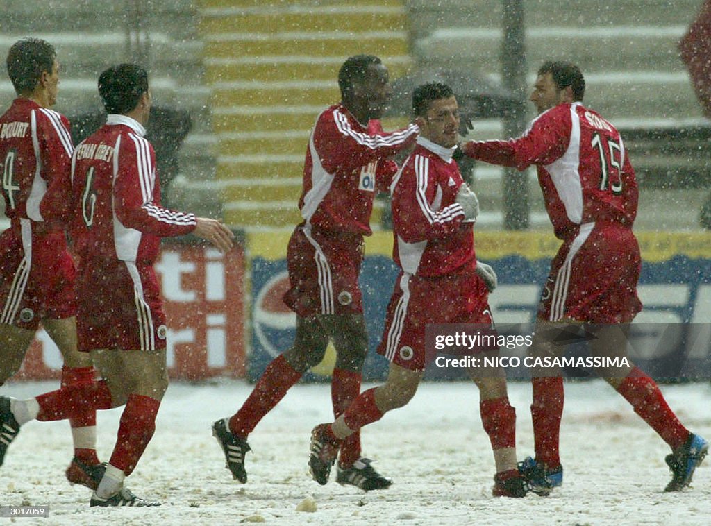 Australian midfield Josip Skoko (R) of G