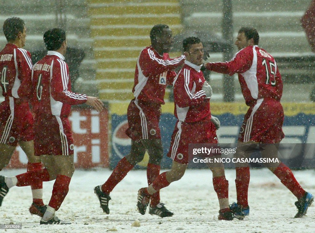 Australian midfield Josip Skoko (R) of G