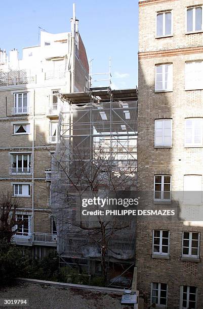 Vue prise le 27 fevrier 2004 a Paris, d'une partie de la facade d'une maison situee square Jasmin, non classee aux monuments historiques et creee par...