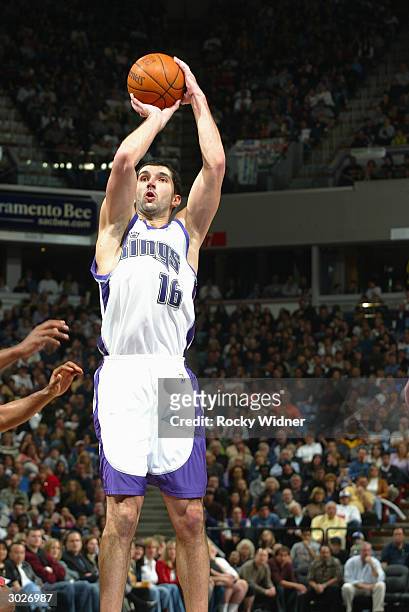 Predrag Stojakovic of the Sacramento Kings takes the open jumper against the Utah Jazz during the game on February 27, 2004 at Arco Arena in...