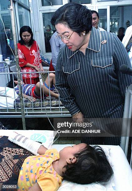 Indonesian President Megawati Sukarnoputri visits a children ward at Persahabatan General Hospital in Jakarta, 01 March 2004. Megawati visited an...