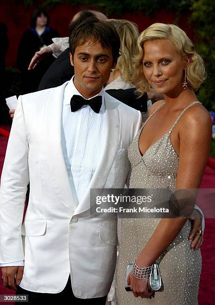 Actress Charlize Theron and Stuart Townsend attend the 76th Annual Academy Awards at the Kodak Theater on February 29, 2004 in Hollywood, California.