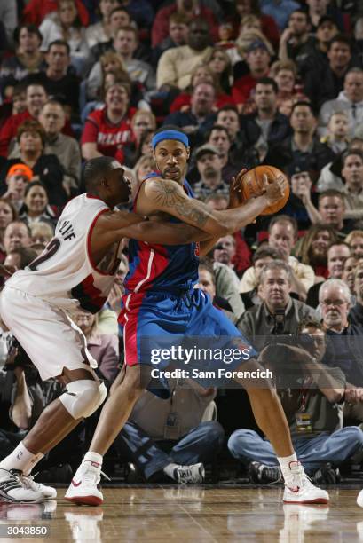 Rasheed Wallace of the Detroit Pistons posts up against Theo Ratliff of the Portland Trail Blazers March 4, 2004 at the Rose Garden Arena in...