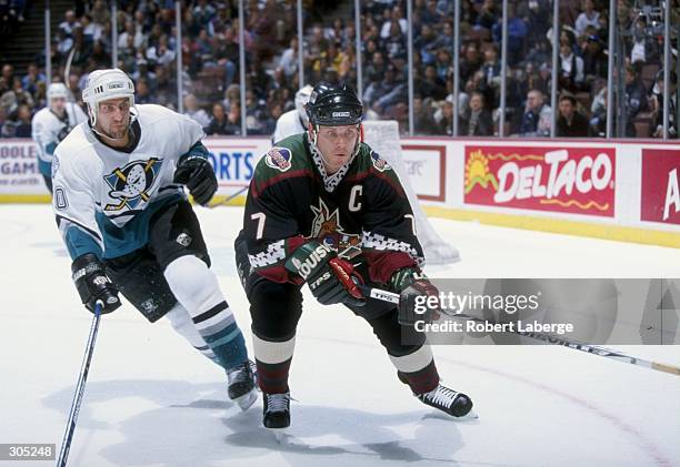 Left wing Keith Tkachuk of the Phoenix Coyotes in action during a game against the Anaheim Mighty Ducks at the Arrowhead Pond in Anaheim, California....