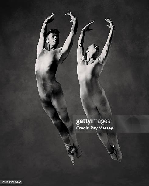 male and female dancers in mid-air leap (b&w) - balletttänzer männlich stock-fotos und bilder