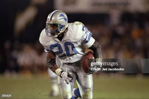 Running back Barry Sanders of the Detroit Lions carries the football during the Lions 27-21 loss to the San Diego Chargers at Jack Murphy Stadium in...