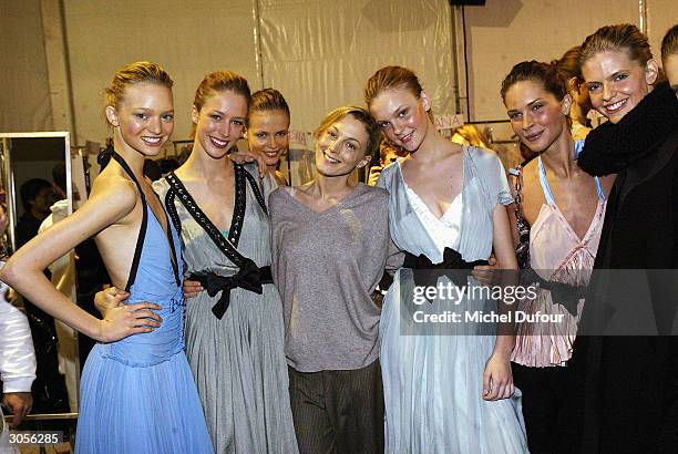British designer Phoebe Philo poses with the models at the Chloe Ready-To-Wear Fall-Winter 2004-2005 fashion collection, March 6, 2004 in Paris,...