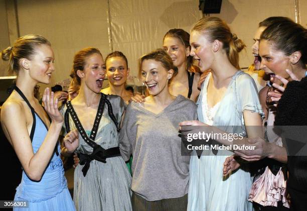 British designer Phoebe Philo poses with the models at the Chloe Ready-To-Wear Fall-Winter 2004-2005 fashion collection, March 6, 2004 in Paris,...