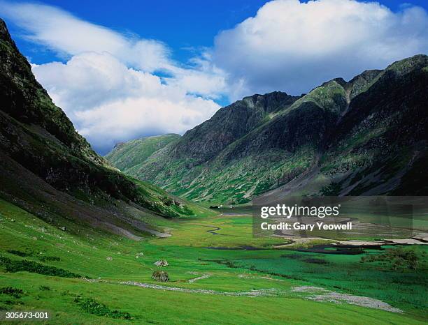 scotland, glencoe, view of green valley, mountains on either side - glencoe schotland stockfoto's en -beelden