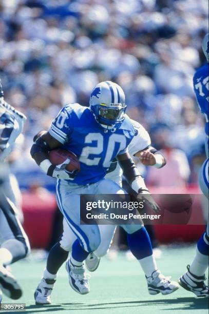 Running back Barry Sanders carries the football during the Lions 24-10 loss to the Philadelphia Eagles at Veterans Stadium in Philadelphia,...