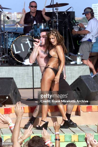 Actress Carmen Electra and Singer A. Jay Popoff of Lit perform during MTV's Spring Break 2000 in Cancun, Mexico.