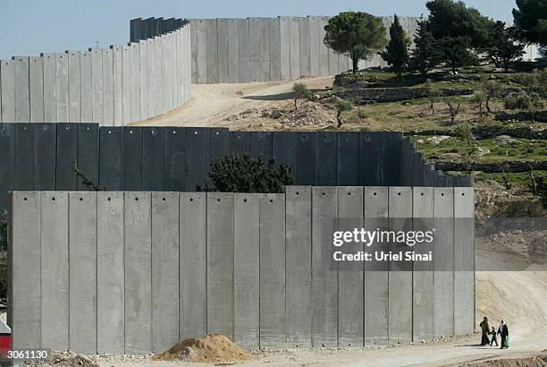 the israeli seperation barrier - geographical border stock pictures, royalty-free photos & images