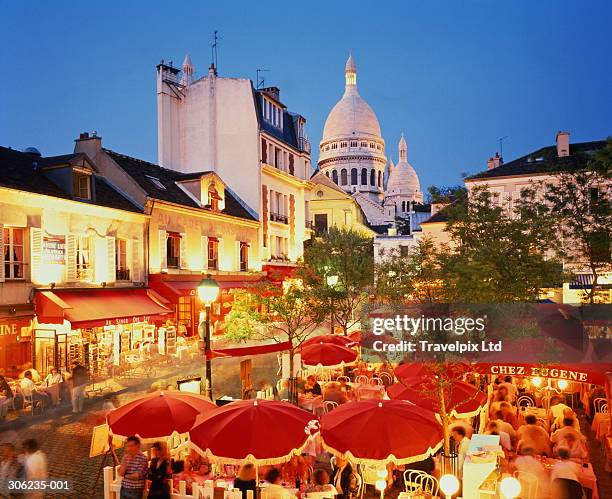 france,paris,montmartre,place du tertre,sacre-coeur in background - paris flood stock-fotos und bilder