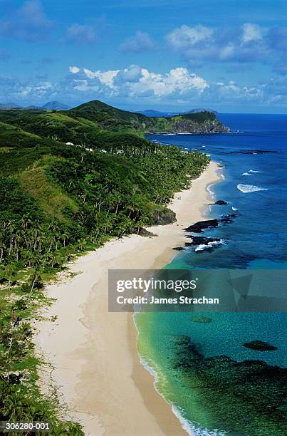 fiji,yasawa island,high view over tropical coastline - fiji stockfoto's en -beelden