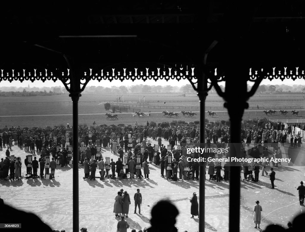 Sussex Races Racegoers watching a race at Gatwick Race Course, Sussex. News Photo ...