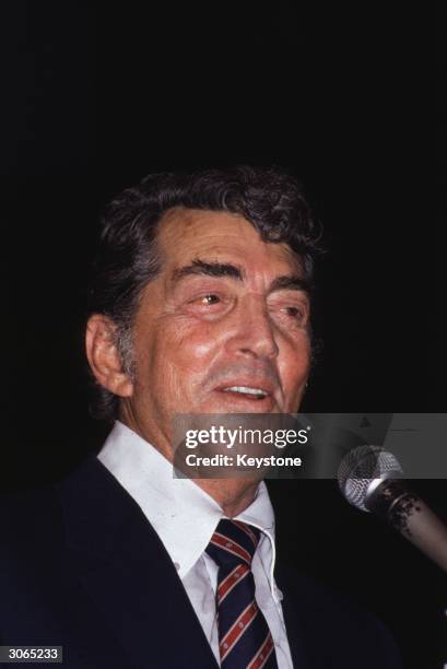 Hollywood actor, singer and cabaret performer Dean Martin, sings at the Variety Club luncheon in his honour at the Hilton Hotel in London.