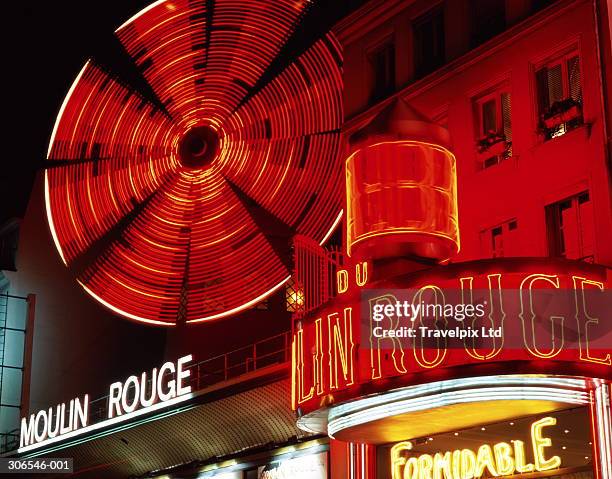 france,paris,montmartre,moulin rouge illuminated at night - ムーランルージュ ストックフォトと画像