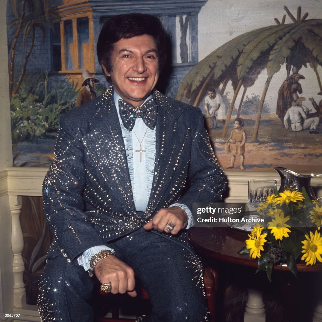 Liberace Flamboyant American pianist, singer and entertainer Liberace in ...