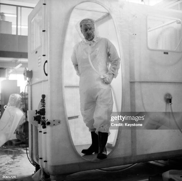 Shower Operater Harwell Laboratory Photos and Premium High Res Pictures - Getty Images