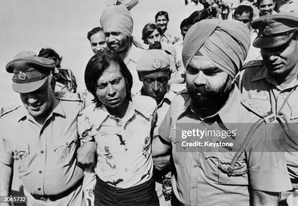 Ram Bulchand Lalweni being led to court after his failed assassination attempt on the life of Indian Prime Minister Indira Gandhi.