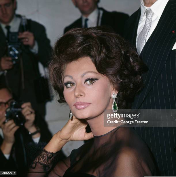 Sultry Italian film star Sophia Loren poses for photographers at the Savoy Hotel, London.