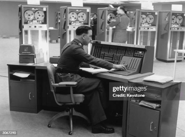 Captain Using Computer 10,883 Captain (Army) Stock Photos, High-Res Pictures, and Images ...