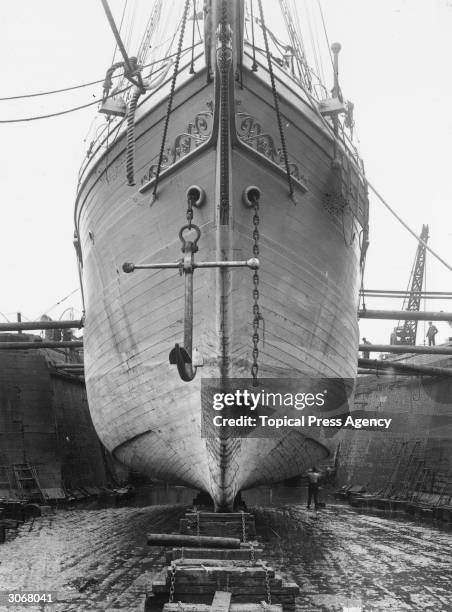 The bow of Sir Ernest Shackleton's exploratory vessel SS Endurance being prepared for her Antarctic voyage in Millwall Docks, London, England....