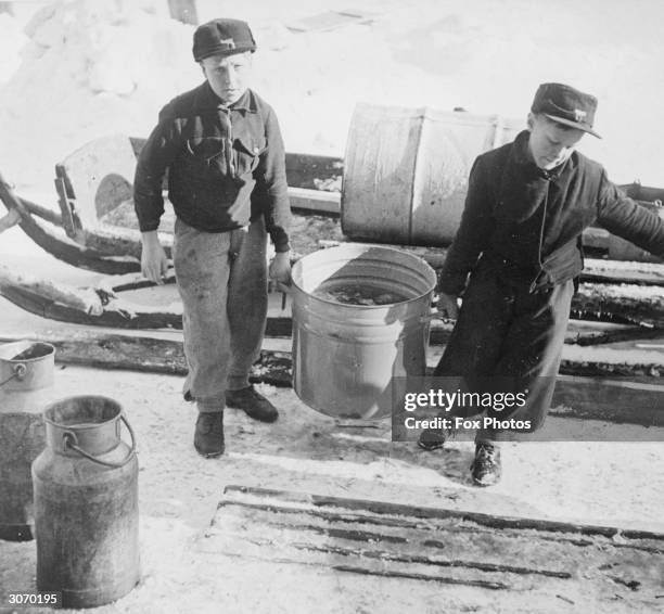 Refugees from Karelia in Finland helping with household duties.