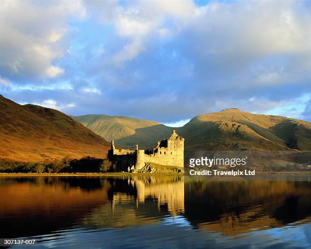uk,scotland,kilchurn castle and surrounding hills beside loch awe - scozia foto e immagini stock