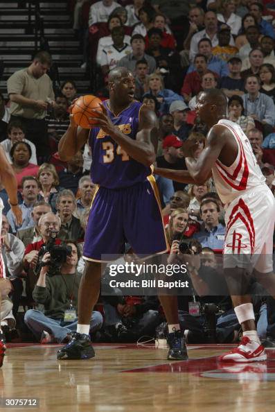 Shaq Rockets Shaquille O'Neal of the Los Angeles Lakers is defended by Kelvin Cato ...