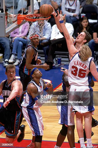Pau Gasol of the Memphis Grizzlies dunks the ball over Chris Kaman of the Los Angeles Clippers during the game at Staples Center on March 6, 2004 in...