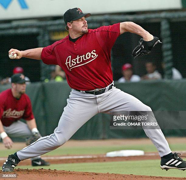 Astros' pitcher Roger Clemens throws the ball during de first inning of the spring training baseball game between Houston Astros and Florida Marlins,...