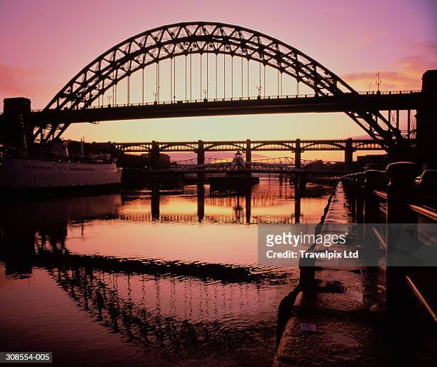 england, newcastle-upon-tyne, tyne bridge silhouetted against sunset - tyne bridge bildbanksfoton och bilder