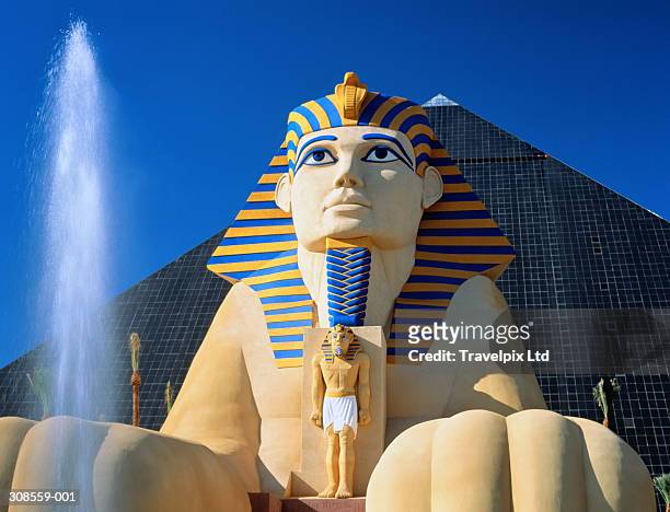 usa, nevada, las vegas, spinx and luxor hotel, fountain in fore - las vegas pyramid hotel stock pictures, royalty-free photos & images