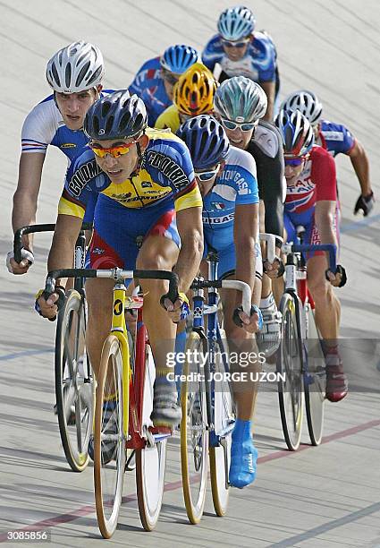 Un representante del equipo de Colombia encabeza un peloton durante la competencia de 40km Madison en el marco de la segunda etapa del Mundial de...