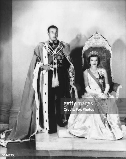 Louis Mountbatten, 1st Earl Mountbatten of Burma, with his wife Edwina as Viceroy and Vicereine of India, dressed in official regalia.