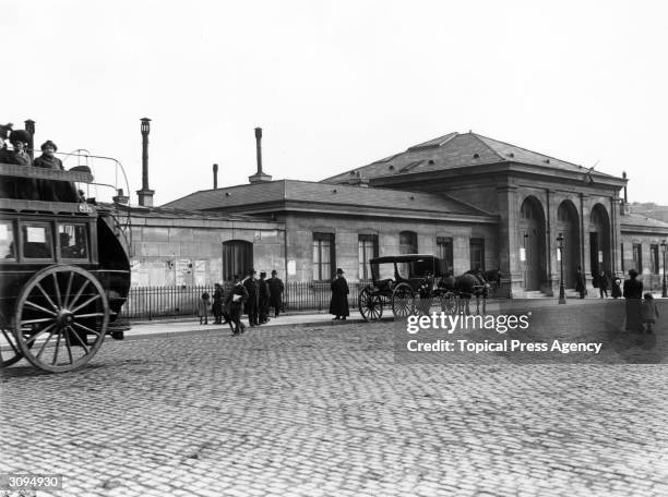 Horse-drawn hearse stands outside the Paris morgue.