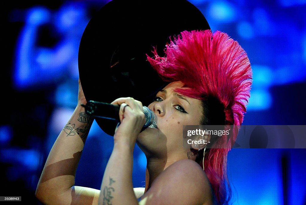 Pink Singer Crowd American singer Pink performs in Rotterdam 18 March 2004. News Photo ...