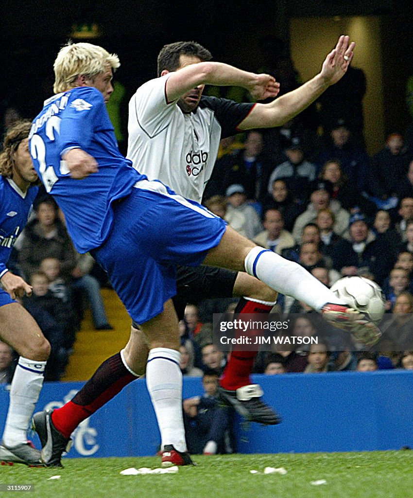 Fulham's Ian Pearce tries to stop Chelsea's Eidur Gudjohnsen from ...