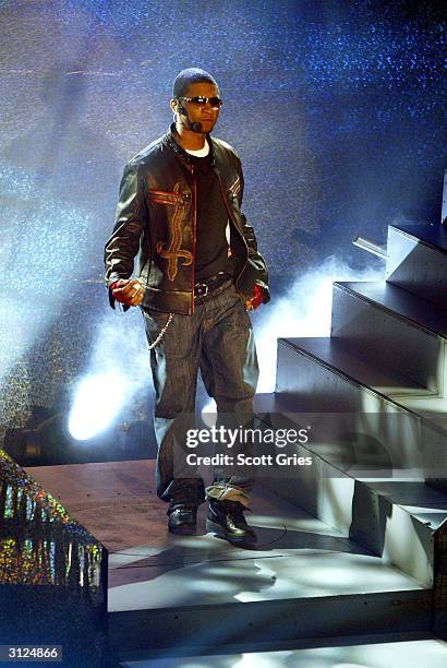 Usher performs for AOL to celebrate his new album release "Confessions" at Webster Hall March 23, 2004 in New York City.