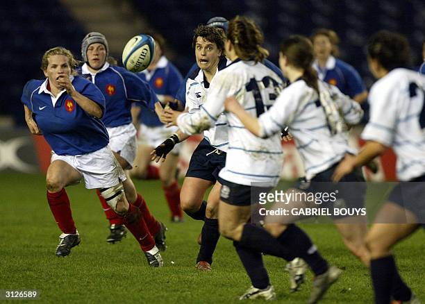 Les trois quarts de l'equipe d'Ecosse attaquent a la main lors de la rencontre internationale de rugby feminin Ecosse-France, le 21 mars 2004 au...