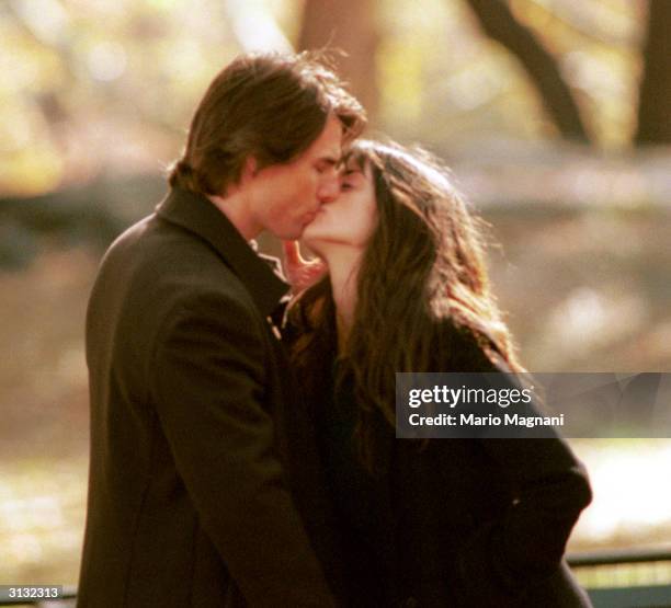 Actor Tom Cruise kisses co-star Penelope Cruz on the set of his new film "Vanilla Sky," during the first day of shooting November 6, 2000 in New York...