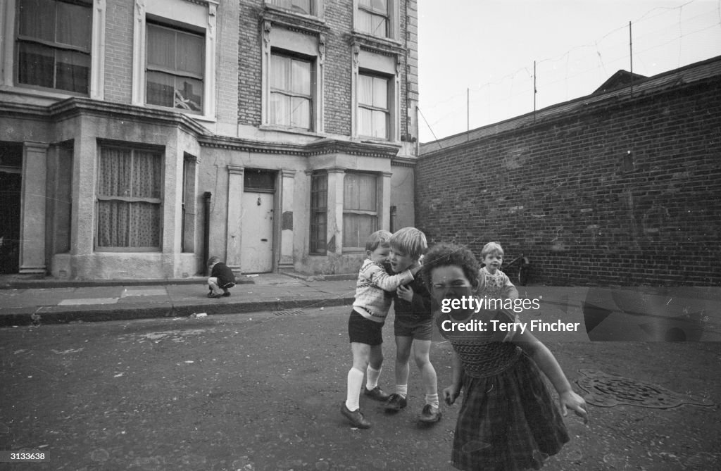 10 Rillington Place Map Children playing outside 10 Rillington Place, London, the home of the ...